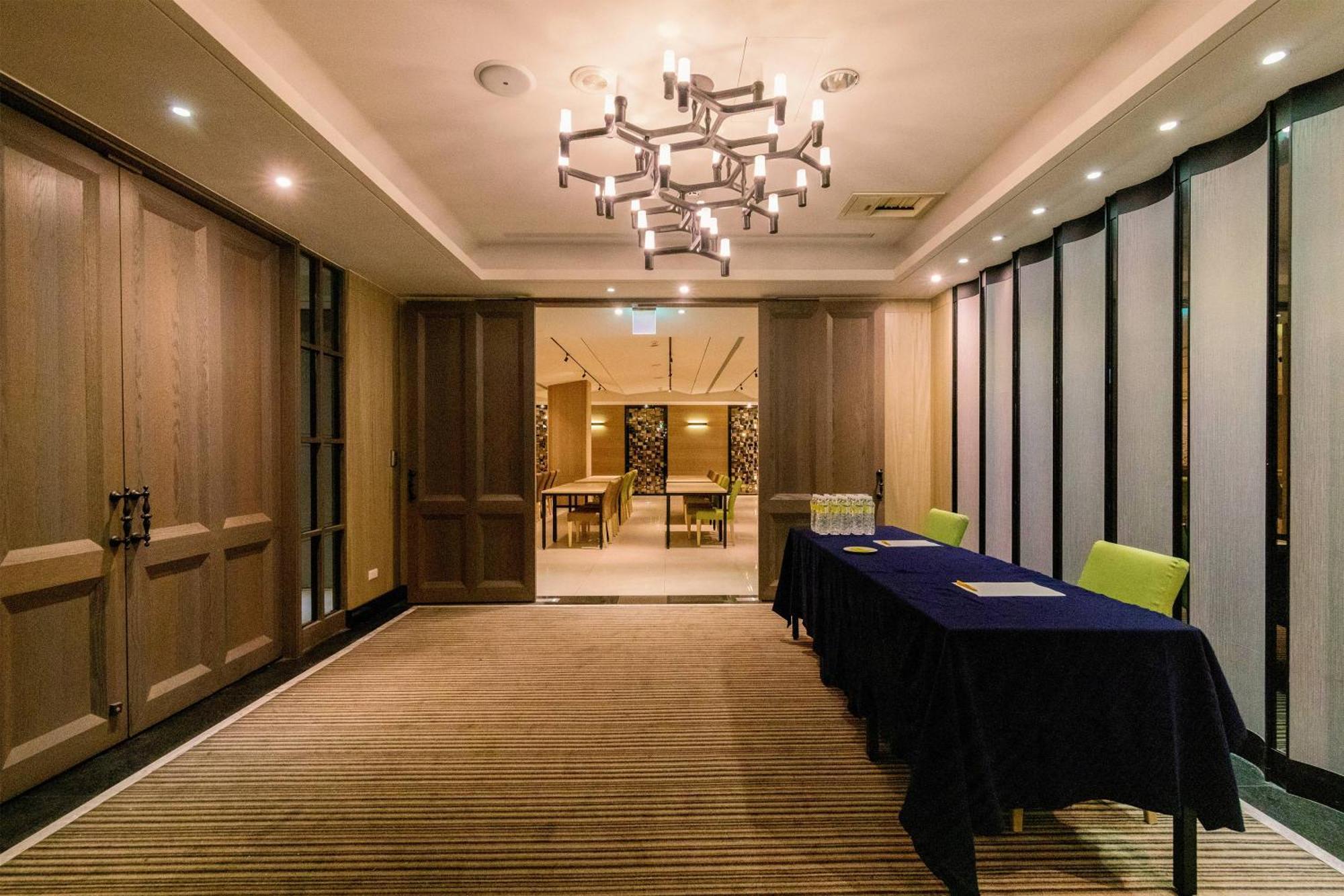 Check Inn Taichung Wenxin Zhongqing Exterior photo