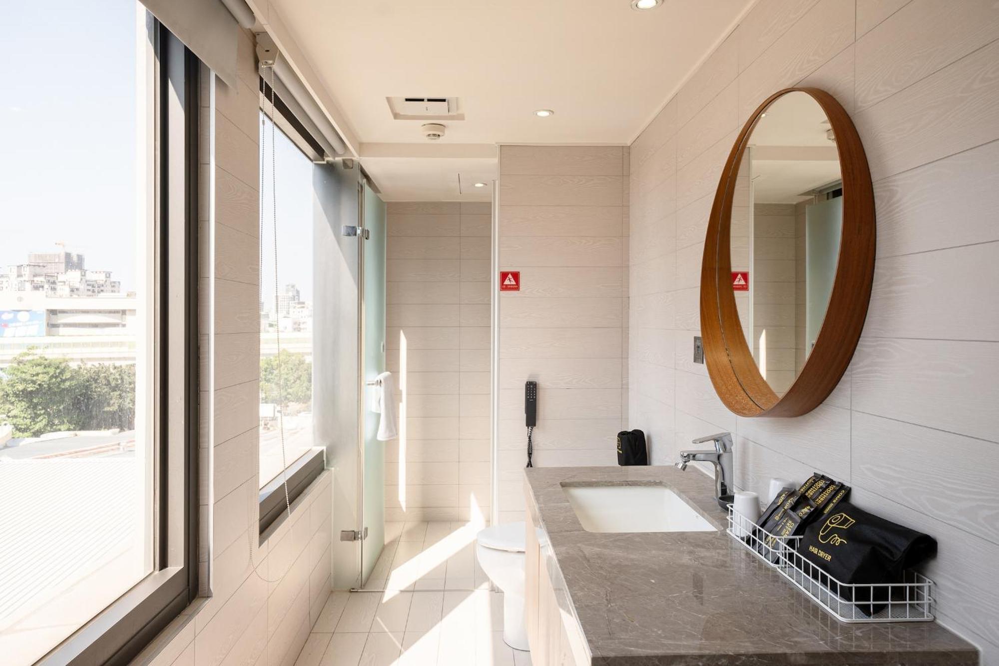 Check Inn Taichung Wenxin Zhongqing Exterior photo