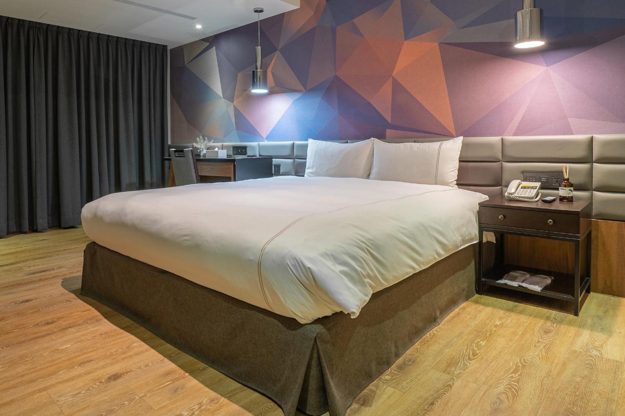 Check Inn Taichung Wenxin Zhongqing Exterior photo